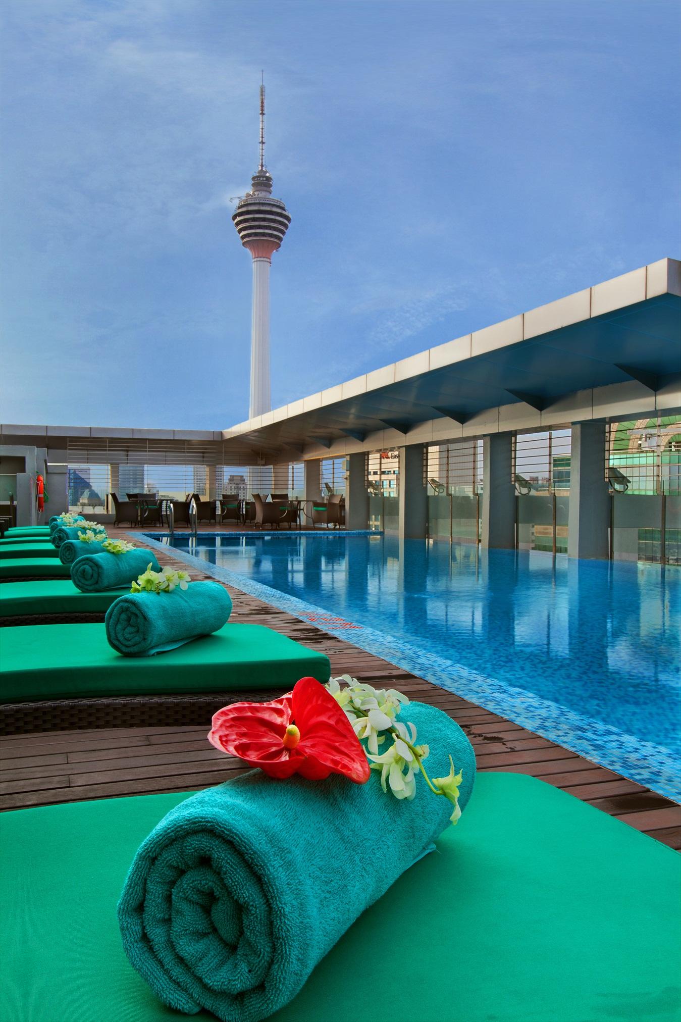 Parkroyal Serviced Suites Kuala Lumpur Exterior photo The swimming pool at the hotel