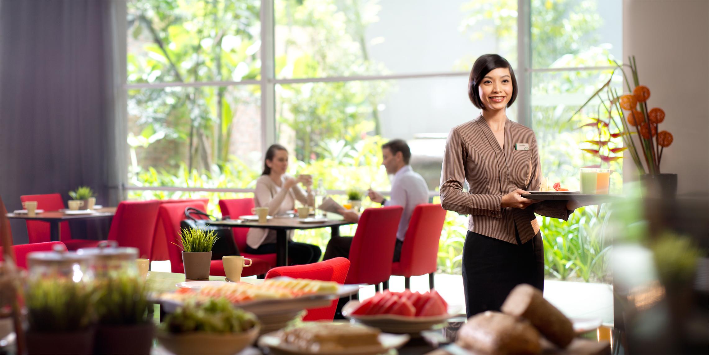Parkroyal Serviced Suites Kuala Lumpur Exterior photo A restaurant hostess