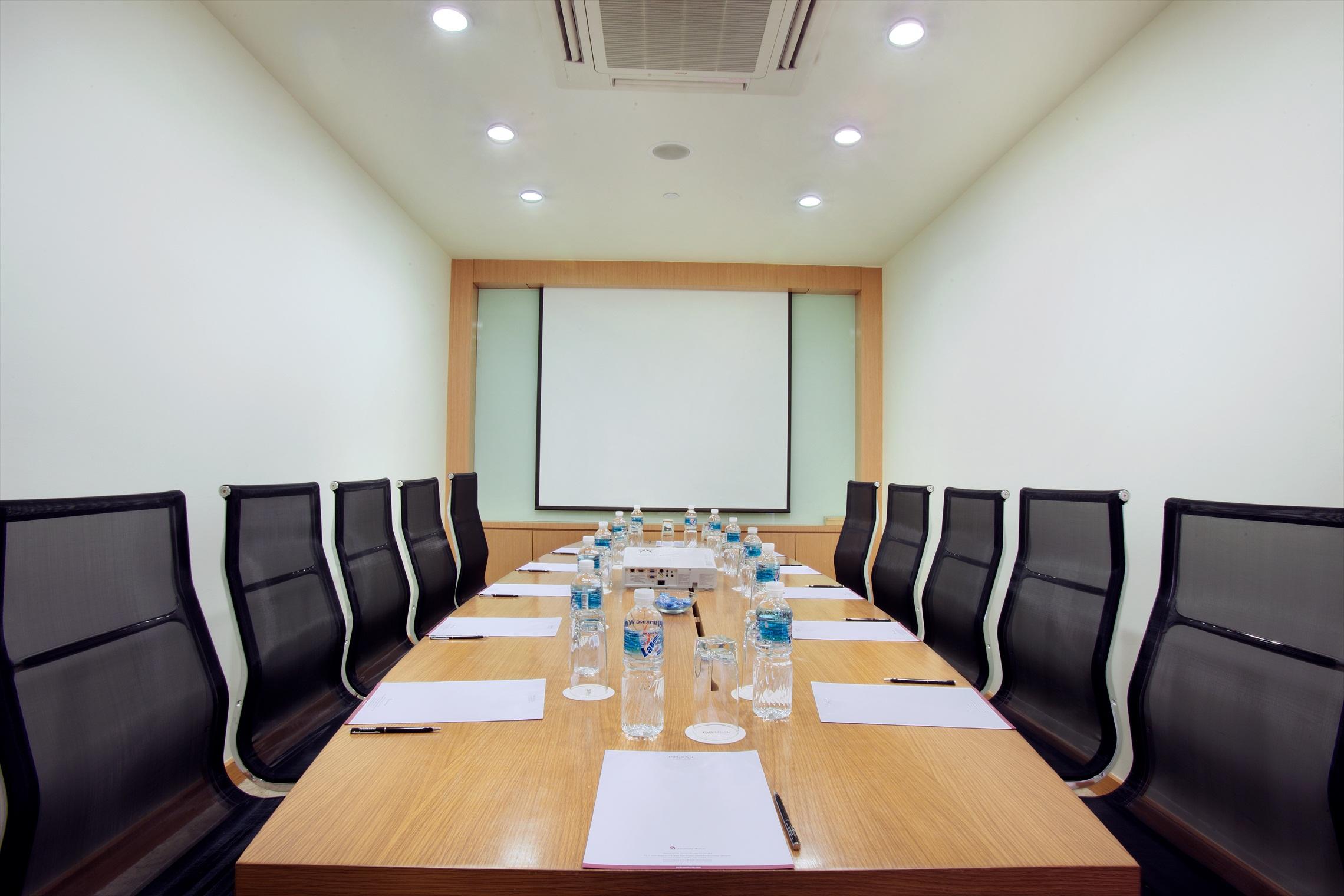 Parkroyal Serviced Suites Kuala Lumpur Exterior photo Meeting room